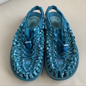 Keen’s Uneek Monochrom sandals